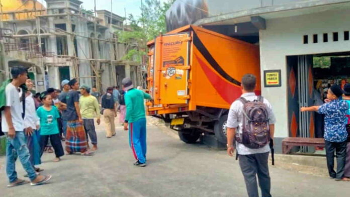 Mobil Box Pengangkut Paket di Pangandaran Tabrak Warung