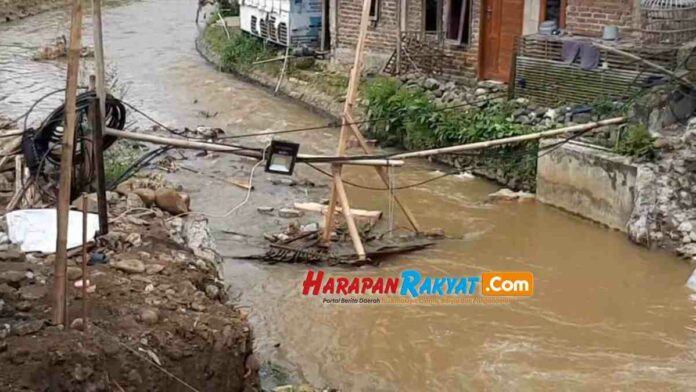 Pekerja Proyek Jembatan di Tasikmalaya