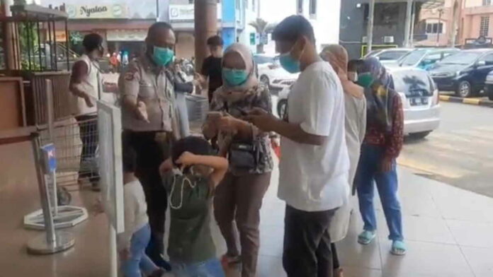 Pengunjung Mall di Tasikmalaya Keluhkan Penerapan Aplikasi Peduli Lindungi