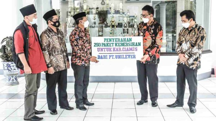Peket Kebersihan untuk Pesantren di Ciamis