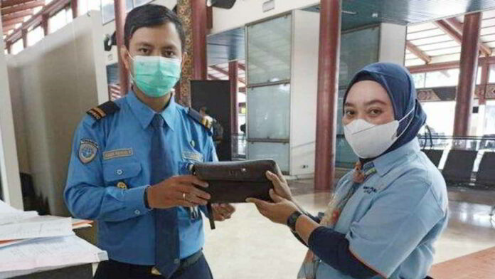 Petugas Kebersihan Bandara Soetta Temukan Cek