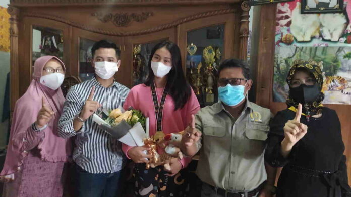 Pulang Naik Bus ke Ciamis, Atlet Peraih Emas PON Ingin Beri Kejutan