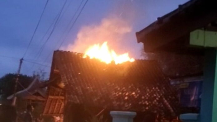 Rumah Tempat Produksi Genteng di Kota Banjar Terbakar