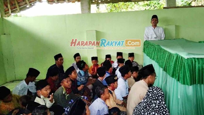 Siswa Ziarah ke Makam Tokoh Islam di Pangandaran