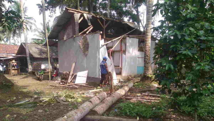 Tertimpa Pohon Kelapa, Rumah Warga Pangandaran Hancur