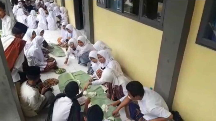 Usai Upacara HSN, Siswa MTs di Tasikmalaya Makan Liwet