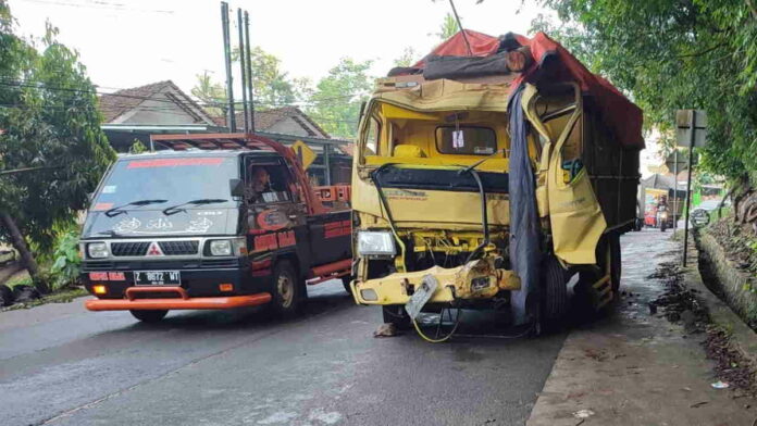 Di Ciamis, Truk Pengangkut Kayu Tabrak Pohon, Dua Orang Terluka