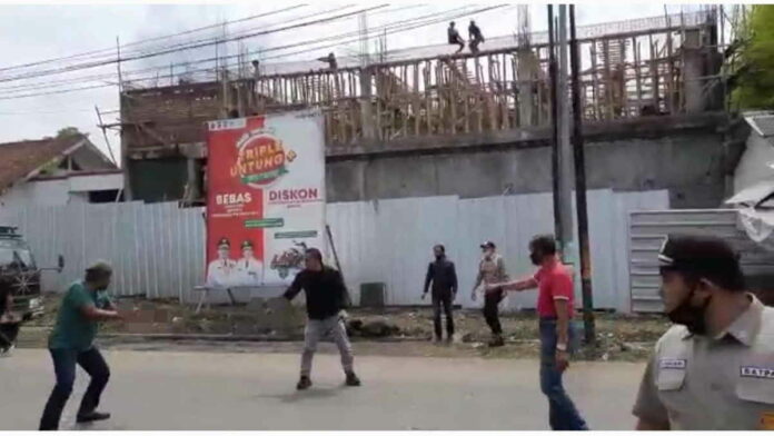 Dua Warga di Tasikmalaya Duel Pakai Gergaji dan Golok di Tengah Jalan