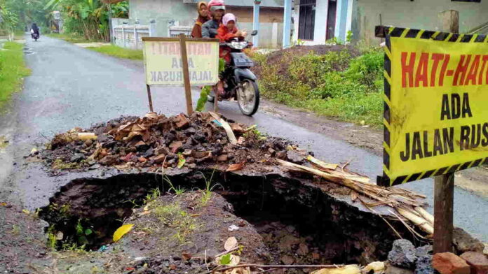 Duh, Jalan Amblas di Batas Desa Kota Banjar Ini Kian Parah