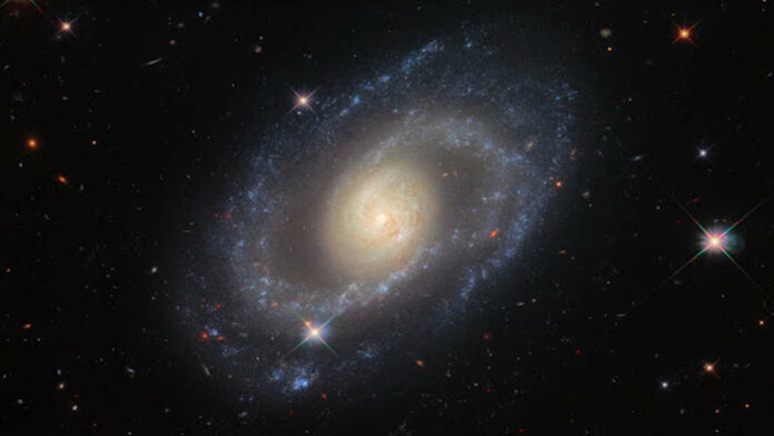 Galaksi Markarian 1337 Tertangkap Hubble di Konstelasi Virgo