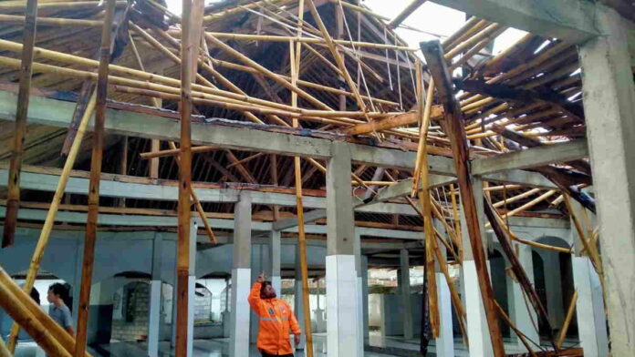 Hujan Deras, Atap Masjid Ponpes di Kota Banjar Ambruk