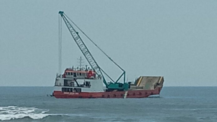 Kapal Tongkang di Pantai Barat Pangandaran