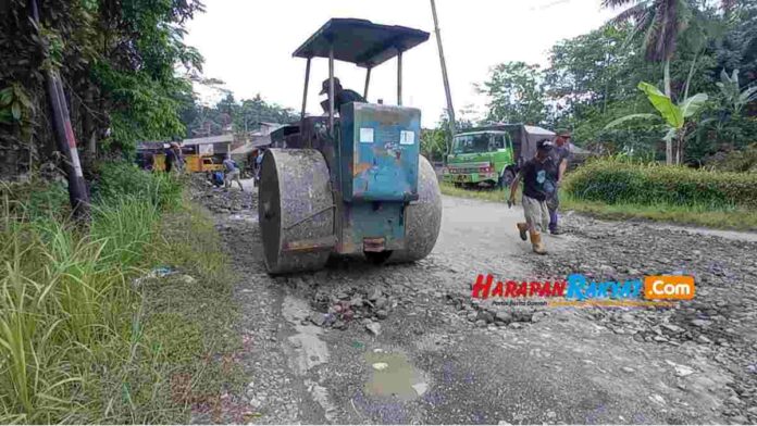 Warga Tasikmalaya Perbaiki Jalan