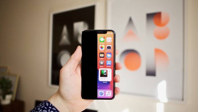 Layar iPhone Hitam Sebelah