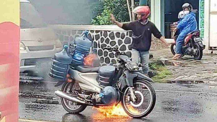 Motor Pengangkut Air Galon Terbakar di Maleber Ciamis