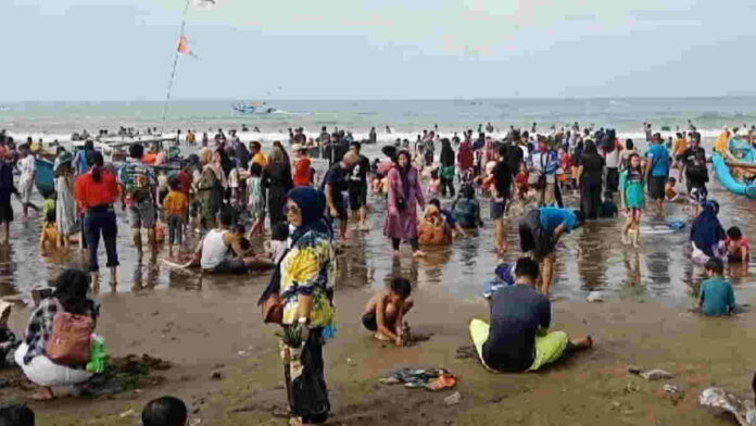 Ribuan Wisatawan