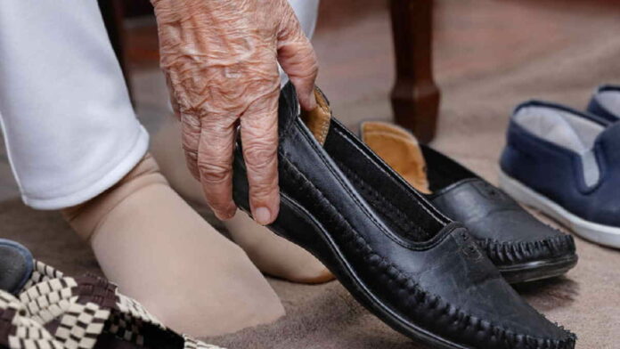 Sepatu Nyaman untuk Lansia Mengurangi Risiko Cidera Saat Beraktivitas
