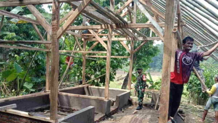 TNI Gotong Royong Bangun Rumah Warga di Kota Banjar