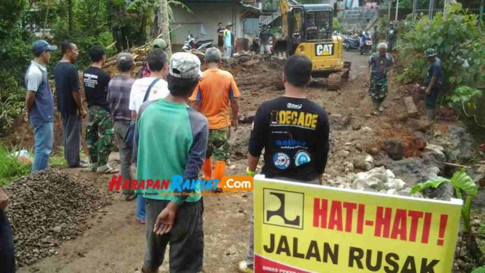 Warga Ciamis Cor Jalan