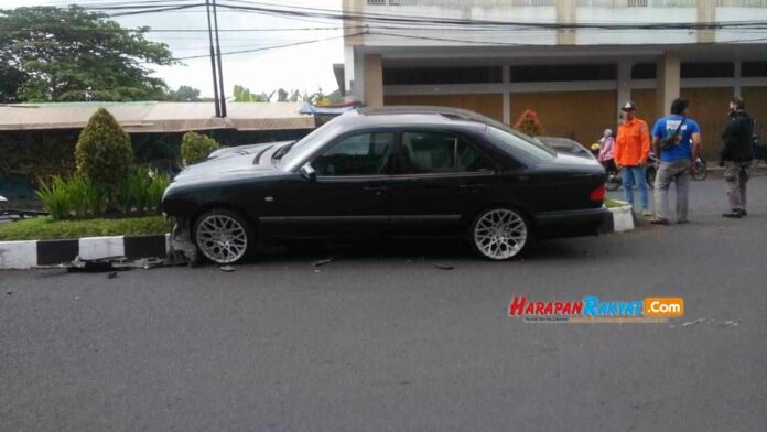 mobil tabrak motor