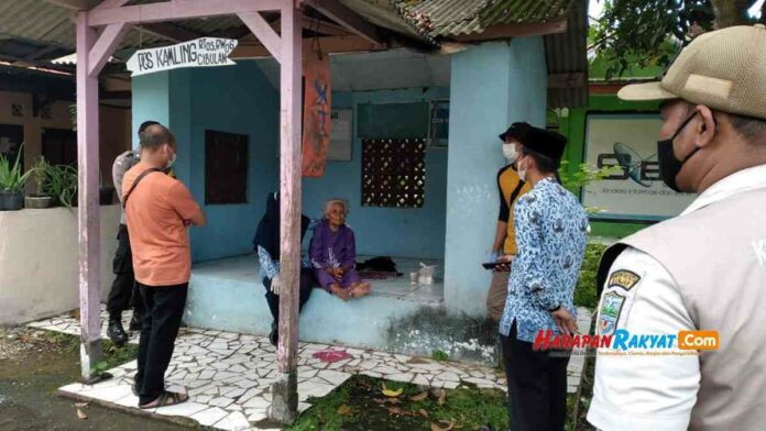 tinggal di pos ronda
