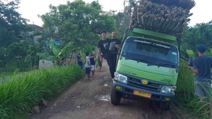 10 Tahun Jalan Kawunglarang-Jangalaharja Ciamis Keluhkan Rusak Parah