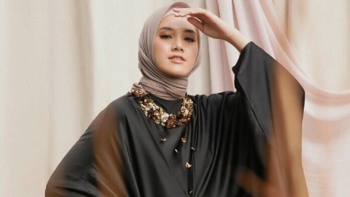 Paduan Warna Baju Hitam dan Jilbab Tepat untuk Tampil Kekinian