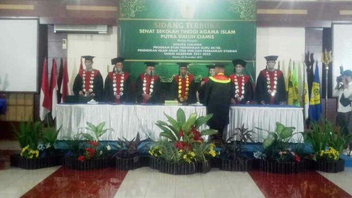 52 Mahasiswa STAI Putra Galuh Ciamis Ikuti Wisuda