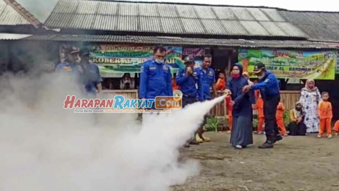 Anak PAUD dan Ortu di Pangandaran Sibuk Padamkan Kobaran Api