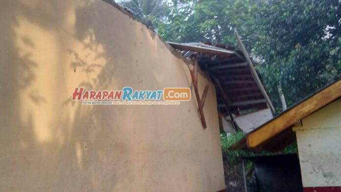 Atap Bangunan SD di Ciamis Ambruk