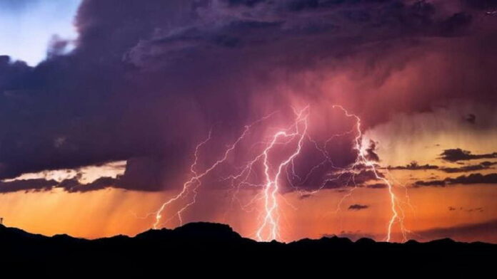 Awan Merah dan Petir Langit Gunung Welirang, Simak Klarifikasi BMKG