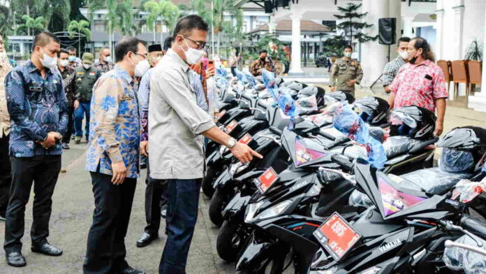 BPKD Ciamis Serahkan 15 Motor untuk Desa Taat Bayar PBB-P2