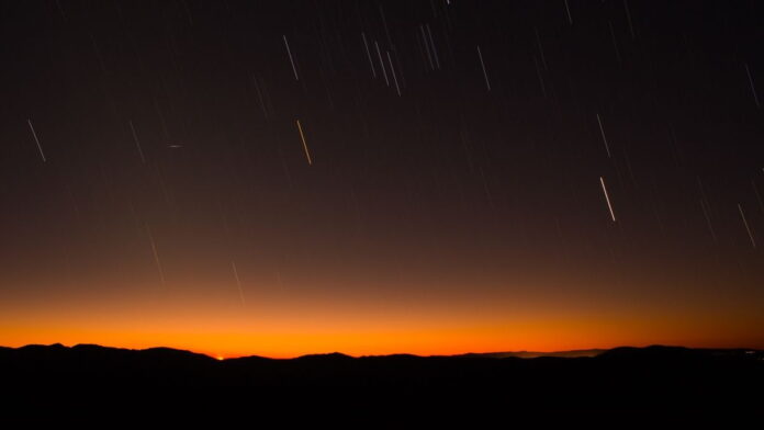 Hujan Meteor Chi-Orionid Malam Ini Bersamaan Fase Bulan Perbani Awal
