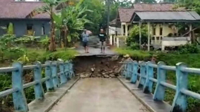 Jembatan Penghubung Desa di Padaherang Pangandaran Amblas