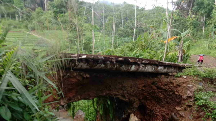 Jembatan Rusak di Desa Pangkalan Pangandaran Tak Kunjung Diperbaiki