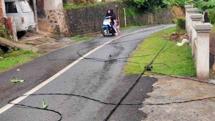 Kabel Listrik Tegangan Tinggi Jatuh ke Jalan di Cipaku Ciamis