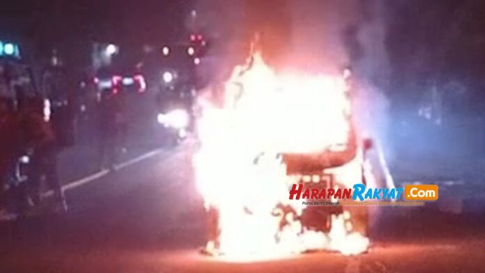 Mobil Hangus Terbakar