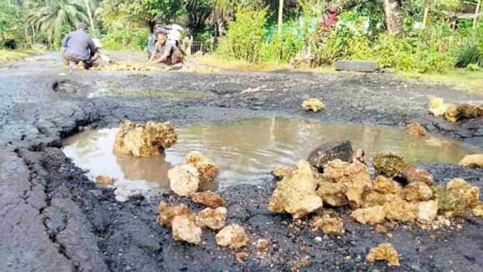Kondisi Jalan Kabupaten di Cimerak Pangandaran Rusak Parah
