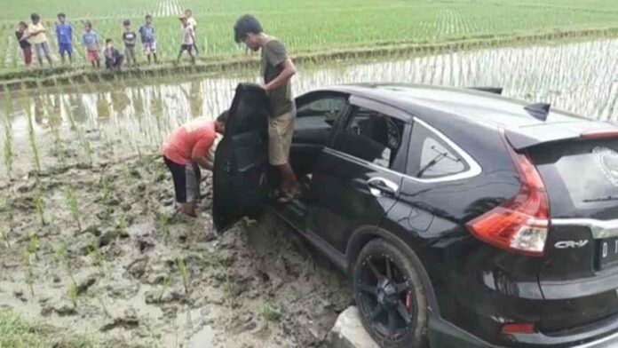 Mobil Honda CRV Terjun ke Sawah
