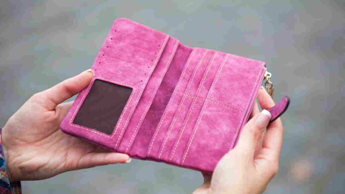 Modifikasi Dompet Lama Seperti Baru dengan Aksesoris Tambahan