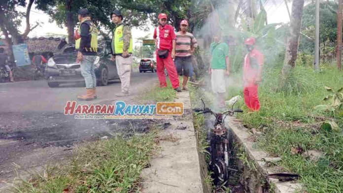 Motor Terbakar Samping SPBU Pangandaran