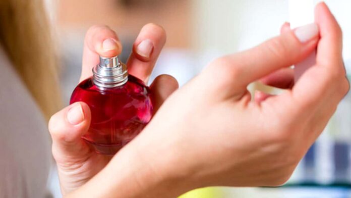 Memakai Parfum