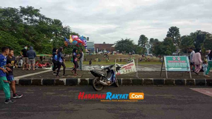 Pengunjung Taman Surawisesa Ciamis