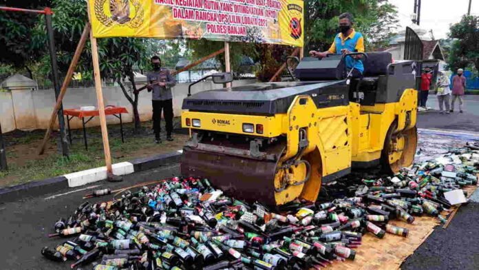 Polres Banjar Musnahkan Ribuan Botol Miras dan Obat-obatan Terlarang
