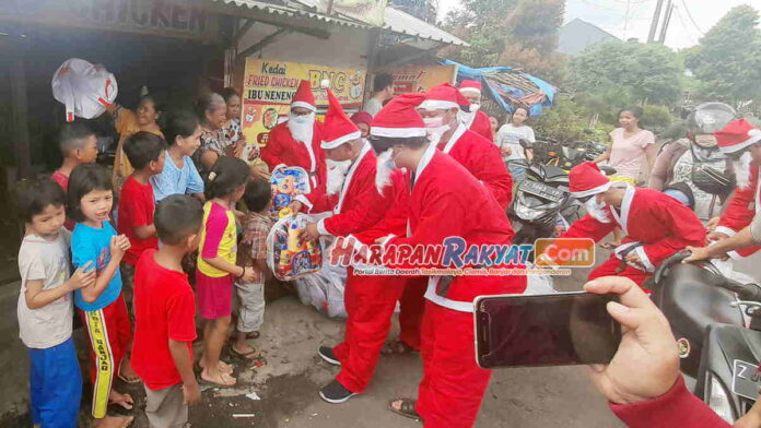 Sinterklas Turun ke Jalan Kota Banjar Bagikan Hadiah