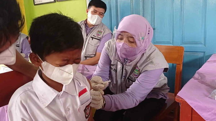Takut Jarum Suntik, Pelajar SD di Ciamis Nangis Saat Akan Divaksin