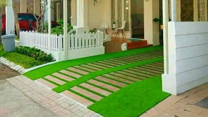 Teras Rumah dengan Rumput Sintetis Inspirasi Dekorasi yang Asri