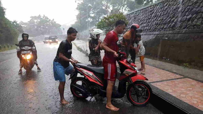 Tikungan Singaperbangsa Kota Banjar Banjir, Banyak Motor Mogok