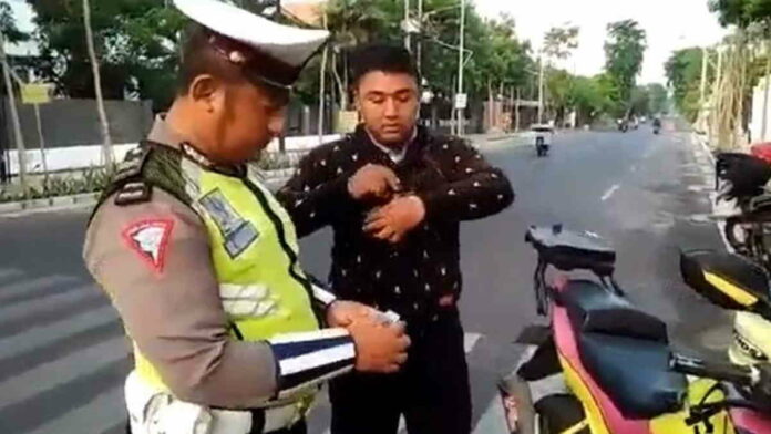 Tilang Pengendara Motor Karena Kawal Ambulans, Polisi Ini Dihujat