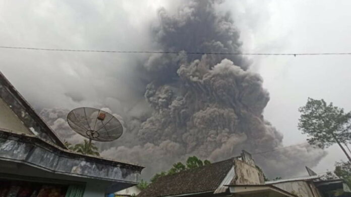 Update Gunung Semeru Meletus, 1 Orang Meninggal Ratusan Mengungsi